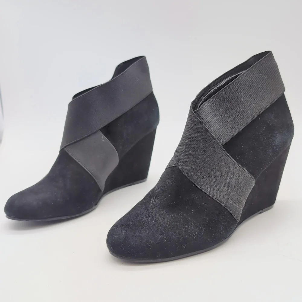 Elegant BCBG Generation Sz 7 Black Wedge Ankle Boots